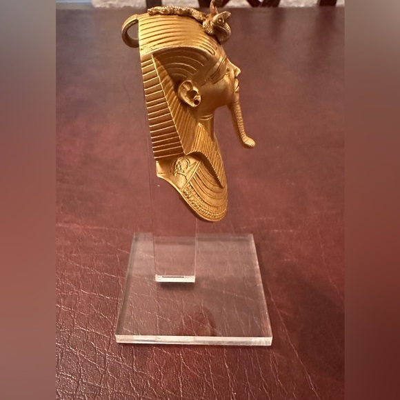 Gold plated King Tut mask pendant on plexiglass stand, 1976, Vintage - Picture 3 of 7